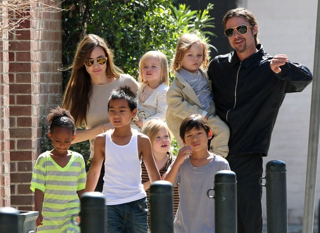 Brad Pitt và Angelina Jolie thân thiết hơn trong thời gian cách ly vì dịch Covid-19