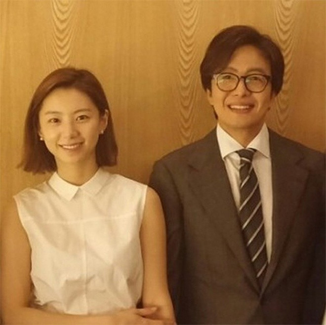 Truyền thông cho rằng đây là bức hình được chụp trong lần đầu Bae Yong Joon gặp Park Soo Jin. Truyền thông cho rằng đây là bức hình được chụp trong lần đầu Bae Yong Joon gặp Park Soo Jin.
