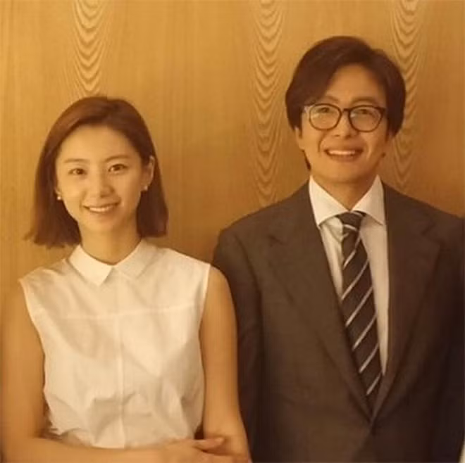 Truyền thông cho rằng đây là bức hình được chụp trong lần đầu Bae Yong Joon gặp Park Soo Jin.