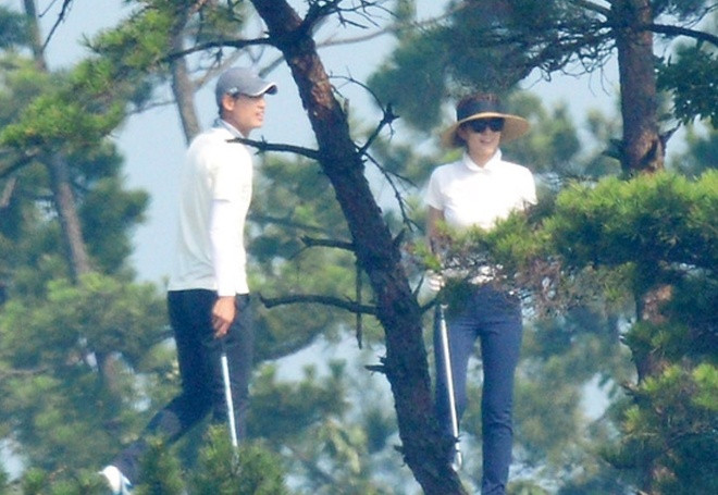 Bae Yong Joon - Park Soo Jin (hình trái) tụ tập chơi golf cùng vợ chồng Kim Sung Eun - Jung Jo Kook (hình phải) trong kỳ nghỉ trăng mật. Bae Yong Joon - Park Soo Jin (hình trái) tụ tập chơi golf cùng vợ chồng Kim Sung Eun - Jung Jo Kook (hình phải) trong kỳ nghỉ trăng mật.