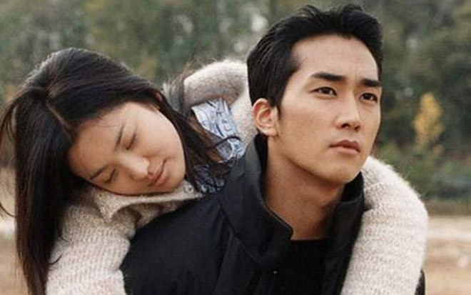 Cảnh quay khiến Song Seung Hun nhớ mãi không quên ở Trái tim mùa thu là khi nữ chính Eun Suh ra đi trong vòng tay người thương. Cảnh quay khiến Song Seung Hun nhớ mãi không quên ở Trái tim mùa thu là khi nữ chính Eun Suh ra đi trong vòng tay người thương.