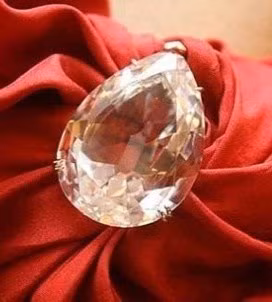Phần thân váy được phủ 751 viên kim cương cùng pha lê Swarovski nặng hơn 1.100 carat. Trong đó, viên kim cương hình giọt nước đính ở ngực có giá trị nhất, nặng khoảng 70 carat. Mẫu đá quý hiếm này được cung cấp bởi thợ kim hoàn tên Mouawad - người góp phần thiết kế Fantasy Bra của Victoria"s Secret. Ảnh: Mstar.