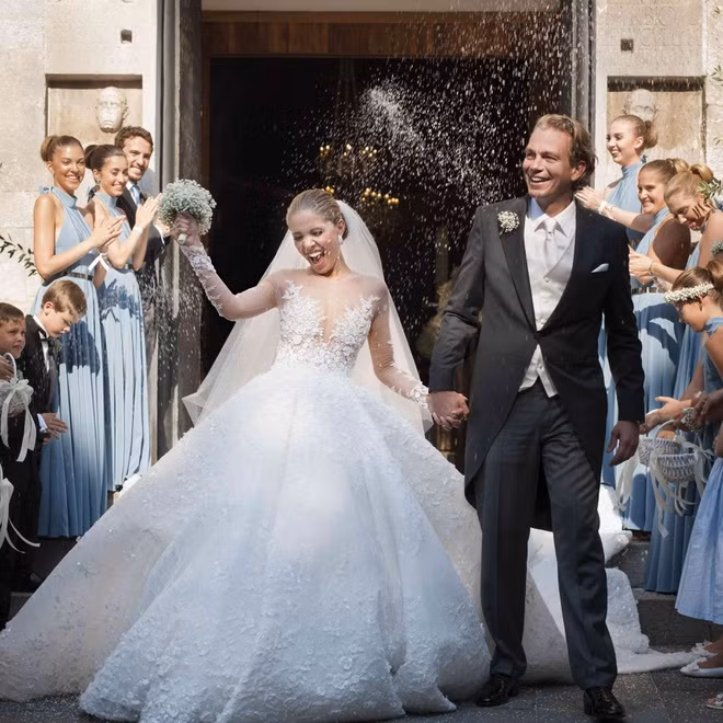 Đám cưới thế kỷ của người thừa kế tập đoàn đá quý Swarovski từng tốn không ít giấy mực từ truyền thông. Để chuẩn bị cho ngày trọng đại, Victoria Swarovski đã chi 1 triệu USD để sở hữu chiếc váy đính 500.000 viên đá Swarovski dài 6 m do Michael Cinco thiết kế. Ảnh: Pinterest.