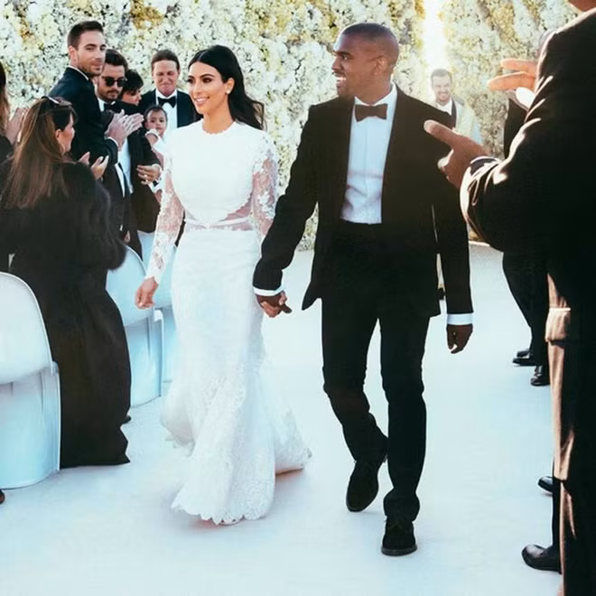 Trong lễ cưới với Kanye West vào năm 2014, Kim Kardashian gây ấn tượng khi diện mẫu váy cưới đặt may riêng từ thương hiệu Givenchy. Thiết kế này nhìn khá đơn giản nhưng tôn lên vóc dáng của người mặc, có giá trị 500.000 USD. Ảnh: Vogue Australia.