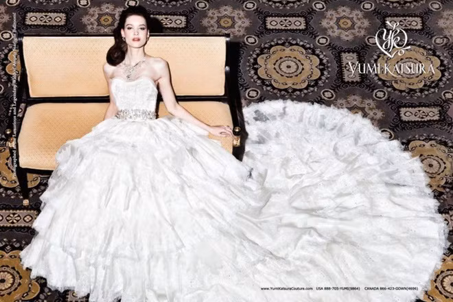 Kiệt tác nằm trong top 4 thuộc về nhà mốt Nhật Bản - Yumi Katsura. Thiết kế váy cưới trắng muốt trên có giá 8,5 triệu USD và được chế tác từ lụa, satin cao cấp. Chiếc váy cưới Yumi Katsura cũng được thêu tay tỉ mỉ, đính nhiều viên đá quý. Theo Wedded Wonderland, 1.000 viên ngọc trai và một viên kim cương quý hiếm nặng 5 carat được đính trên mẫu váy cưới. Trong đó, viên kim cương xanh 8,8 carat được chú ý hơn cả. Ảnh: Yumi Katsura.