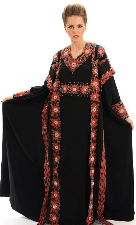 Chiếc váy đắt đỏ thứ hai trên thế giới có giá trị 17,7 triệu USD. Nó mang tên Abaya và do nhà thiết kế người Anh - Debbie Wingham - sáng tạo. Những bông hoa trên váy được trang trí bằng 3.000 viên đá quý. Trong số đó có 50 viên kim cương đen, 50 viên kim cương trắng, 1.899 viên kim cương đen - trắng và 1.000 viên hồng ngọc. Ngoài ra, tất cả được dát vàng 14k. Viên kim cương đỏ quý hiếm ở viền cổ có giá trị lớn nhất. Để hoàn thành Abaya, thợ may đã khâu 200.000 mũi bằng chỉ vàng trắng 14k. Ảnh: Become Gorgeous. Chiếc váy đắt đỏ thứ hai trên thế giới có giá trị 17,7 triệu USD. Nó mang tên Abaya và do nhà thiết kế người Anh - Debbie Wingham - sáng tạo. Những bông hoa trên váy được trang trí bằng 3.000 viên đá quý. Trong số đó có 50 viên kim cương đen, 50 viên kim cương trắng, 1.899 viên kim cương đen - trắng và 1.000 viên hồng ngọc. Ngoài ra, tất cả được dát vàng 14k. Viên kim cương đỏ quý hiếm ở viền cổ có giá trị lớn nhất. Để hoàn thành Abaya, thợ may đã khâu 200.000 mũi bằng chỉ vàng trắng 14k. Ảnh: Become Gorgeous.