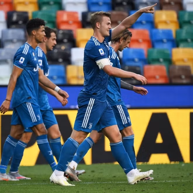 Juventus khởi đầu thuận lợi nhờ siêu phẩm sút xa của De Ligt nhưng vẫn nhận thất bại. Ảnh: Getty.