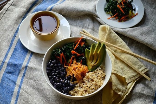 Nhiều phụ huynh tin tưởng vào thực dưỡng - phương pháp chữa ung thư sai lầm, phản khoa học. Ảnh: Healthline.