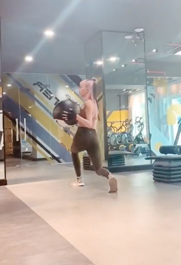 Nữ ca sĩ tập thể thao thường xuyên nhằm tăng cường thể lực cho những tiết mục sôi động trên sân khấu.