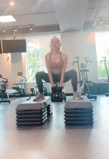 Học cách tập luyện để có đường cong quyến rũ như ca sĩ Tóc Tiên ảnh 1