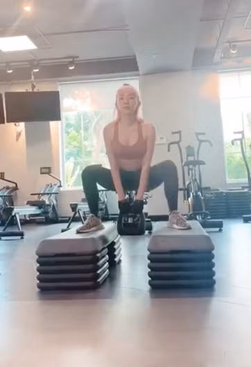 Học cách tập luyện để có đường cong quyến rũ như ca sĩ Tóc Tiên ảnh 1