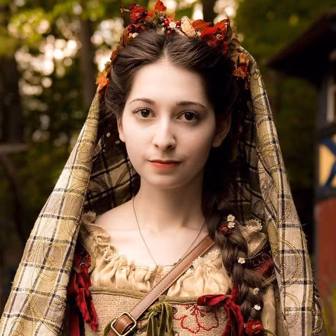 Cô gái kỳ lạ, tự may trang phục và nói chuyện như thời Trung cổ ảnh 1
