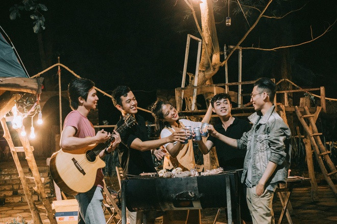 Trước đây, mỗi năm nhóm đều có một vài chuyến du lịch với nhau. Chuyến đi Phương nhớ nhất là khi cùng chồng và các bạn du lịch khắp các tỉnh vùng Tây Bắc, Đông Bắc vào năm ngoái. Nhóm 5 người đều có máy ảnh và mê chụp hình nên đi tới đâu cũng tự ghi lại những khoảnh khắc đẹp. "Cùng đi chơi, chụp ảnh cho nhau nên hình ảnh đời thường, dung dị và tự nhiên lắm, không có kịch bản nào trước cả. Mình bất ngờ vì những thứ đơn giản lại được mọi người thích thú đến vậy". Trước đây, mỗi năm nhóm đều có một vài chuyến du lịch với nhau. Chuyến đi Phương nhớ nhất là khi cùng chồng và các bạn du lịch khắp các tỉnh vùng Tây Bắc, Đông Bắc vào năm ngoái. Nhóm 5 người đều có máy ảnh và mê chụp hình nên đi tới đâu cũng tự ghi lại những khoảnh khắc đẹp. "Cùng đi chơi, chụp ảnh cho nhau nên hình ảnh đời thường, dung dị và tự nhiên lắm, không có kịch bản nào trước cả. Mình bất ngờ vì những thứ đơn giản lại được mọi người thích thú đến vậy".