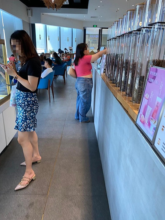 Khác với ảnh đăng trên mạng, nàng hot girl có vóc dáng khá thô kệch ở thực tế. Khác với ảnh đăng trên mạng, nàng hot girl có vóc dáng khá thô kệch ở thực tế.