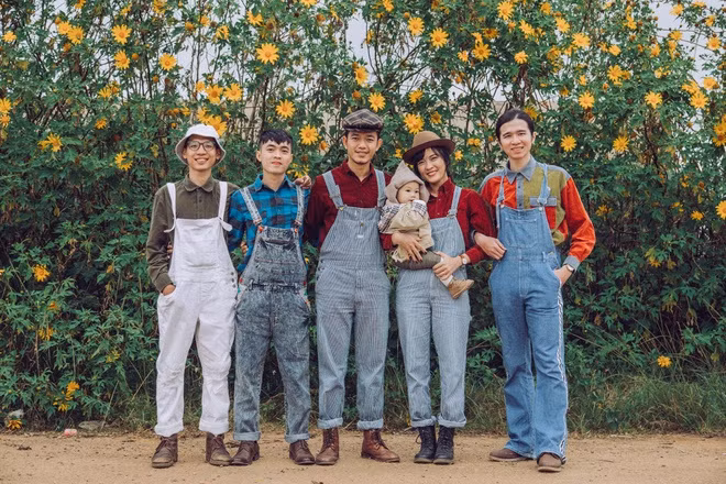 Hẹn nhau nhiều lần, nhưng do dịch bệnh và công việc riêng của mỗi người, đến đầu tháng 11 vừa qua, nhóm bạn mới có dịp tụ họp cùng nhau ở Đà Lạt. So với tấm hình chụp cách đây ít năm, 5 người bạn thân không có nhiều đổi khác, điều mới nhất chính là đôi vợ chồng trẻ đã có con đầu lòng - bé Củ Cải (9 tháng tuổi).