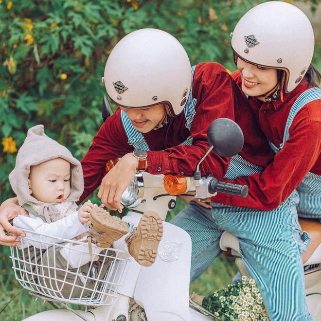 Đến khi lập gia đình và có con nhỏ, vợ chồng Phương vẫn thân thiết với nhóm bạn, quan tâm lẫn nhau và luôn mong chờ những chuyến đi tiếp theo. Phương kể kỷ niệm cô nhớ nhất là lần bão vào nên nhà cô mất điện 2 ngày, mấy người bạn thân không thể nào liên lạc được. "Không thấy 2 vợ chồng online, nhắn tin không trả lời, gọi liên tục cũng không ai bắt máy, suýt nữa mấy đứa bạn đi báo công an tìm người vì đã qua 48 giờ mất tích. May là sau đó liên lạc được và mình ngăn kịp". Đến khi lập gia đình và có con nhỏ, vợ chồng Phương vẫn thân thiết với nhóm bạn, quan tâm lẫn nhau và luôn mong chờ những chuyến đi tiếp theo. Phương kể kỷ niệm cô nhớ nhất là lần bão vào nên nhà cô mất điện 2 ngày, mấy người bạn thân không thể nào liên lạc được. "Không thấy 2 vợ chồng online, nhắn tin không trả lời, gọi liên tục cũng không ai bắt máy, suýt nữa mấy đứa bạn đi báo công an tìm người vì đã qua 48 giờ mất tích. May là sau đó liên lạc được và mình ngăn kịp".