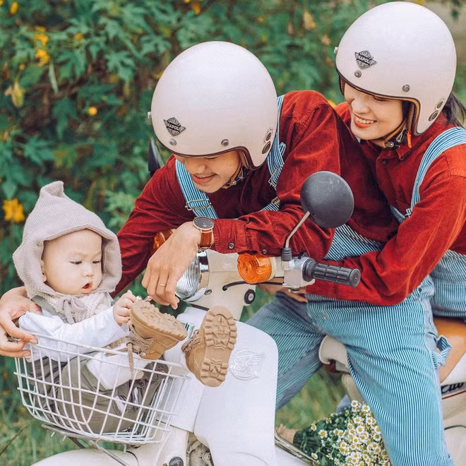 Đến khi lập gia đình và có con nhỏ, vợ chồng Phương vẫn thân thiết với nhóm bạn, quan tâm lẫn nhau và luôn mong chờ những chuyến đi tiếp theo. Phương kể kỷ niệm cô nhớ nhất là lần bão vào nên nhà cô mất điện 2 ngày, mấy người bạn thân không thể nào liên lạc được. "Không thấy 2 vợ chồng online, nhắn tin không trả lời, gọi liên tục cũng không ai bắt máy, suýt nữa mấy đứa bạn đi báo công an tìm người vì đã qua 48 giờ mất tích. May là sau đó liên lạc được và mình ngăn kịp".