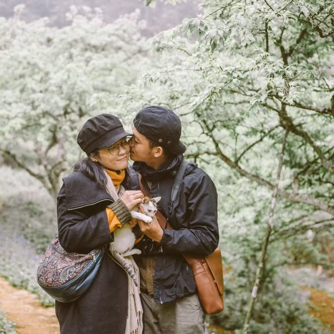 Gắn bó với nhau suốt nhiều năm, hội bạn thân có nhiều cảm xúc khi chứng kiến chuyện tình của vợ chồng Phương. "Đó là câu chuyện tình yêu đơn giản, dễ thương mà mình được theo dõi từ lúc đơm bông cho tới ngày kết quả. Tụi nó quen nhau lúc còn học đại học, yêu, cùng nhau đi khắp mọi miền đất nước. Cũng lắm pha cãi nhau, chia tay, tưởng như chấm dứt. Vậy nhưng không xa được nhau, mà đưa nhau về chung một nhà", Nguyễn Trình bày tỏ.