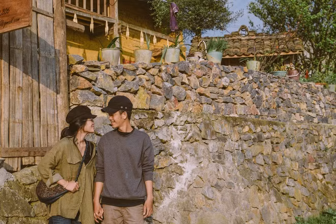 Gắn bó với nhau suốt nhiều năm, hội bạn thân có nhiều cảm xúc khi chứng kiến chuyện tình của vợ chồng Phương. "Đó là câu chuyện tình yêu đơn giản, dễ thương mà mình được theo dõi từ lúc đơm bông cho tới ngày kết quả. Tụi nó quen nhau lúc còn học đại học, yêu, cùng nhau đi khắp mọi miền đất nước. Cũng lắm pha cãi nhau, chia tay, tưởng như chấm dứt. Vậy nhưng không xa được nhau, mà đưa nhau về chung một nhà", Nguyễn Trình bày tỏ.