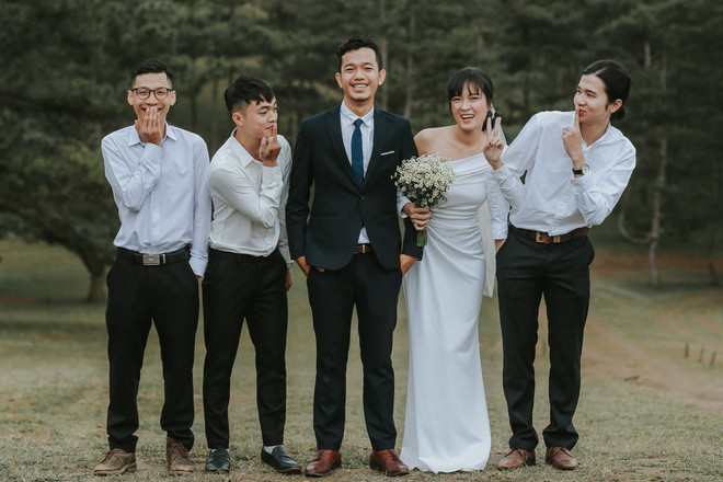 Quen nhau khi học Đại học Kinh tế TP.HCM, nhóm bạn 5 người cùng quê Phú Yên đã có gần 6 năm gắn bó. Trong bức hình, từ trái qua là Nguyễn Trình, Nguyễn Nguyên, vợ chồng Hữu - Phương và Hoàng Vinh. Phương kể quen chồng trong một lần cùng học lớp cải thiện. Nhắn tin hỏi thăm và gặp gỡ đến lần thứ 3, cả hai thành người yêu. Khi đó, Trọng Hữu và 3 cậu bạn đã chơi thân và thường gọi nhau là "hội F4". Là đôi tình nhân duy nhất trong nhóm, Phương và Hữu thường bị các bạn trêu: "Để chống mắt lên coi tụi mày bao lâu chia tay". Nhưng cuối cùng, những người bạn thân lại là người chứng kiến chuyện tình yêu của Phương từ lúc mới quen, trải qua cãi vã đến lúc về chung một nhà. Quen nhau khi học Đại học Kinh tế TP.HCM, nhóm bạn 5 người cùng quê Phú Yên đã có gần 6 năm gắn bó. Trong bức hình, từ trái qua là Nguyễn Trình, Nguyễn Nguyên, vợ chồng Hữu - Phương và Hoàng Vinh. Phương kể quen chồng trong một lần cùng học lớp cải thiện. Nhắn tin hỏi thăm và gặp gỡ đến lần thứ 3, cả hai thành người yêu. Khi đó, Trọng Hữu và 3 cậu bạn đã chơi thân và thường gọi nhau là "hội F4". Là đôi tình nhân duy nhất trong nhóm, Phương và Hữu thường bị các bạn trêu: "Để chống mắt lên coi tụi mày bao lâu chia tay". Nhưng cuối cùng, những người bạn thân lại là người chứng kiến chuyện tình yêu của Phương từ lúc mới quen, trải qua cãi vã đến lúc về chung một nhà.