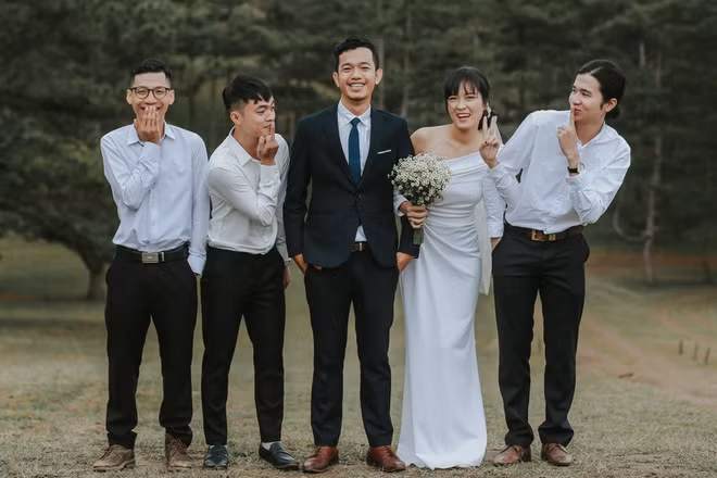 Quen nhau khi học Đại học Kinh tế TP.HCM, nhóm bạn 5 người cùng quê Phú Yên đã có gần 6 năm gắn bó. Trong bức hình, từ trái qua là Nguyễn Trình, Nguyễn Nguyên, vợ chồng Hữu - Phương và Hoàng Vinh. Phương kể quen chồng trong một lần cùng học lớp cải thiện. Nhắn tin hỏi thăm và gặp gỡ đến lần thứ 3, cả hai thành người yêu. Khi đó, Trọng Hữu và 3 cậu bạn đã chơi thân và thường gọi nhau là "hội F4". Là đôi tình nhân duy nhất trong nhóm, Phương và Hữu thường bị các bạn trêu: "Để chống mắt lên coi tụi mày bao lâu chia tay". Nhưng cuối cùng, những người bạn thân lại là người chứng kiến chuyện tình yêu của Phương từ lúc mới quen, trải qua cãi vã đến lúc về chung một nhà.