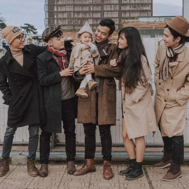 "Bọn mình đến giờ không chỉ là bạn bè nữa mà đã như anh em thân thiết trong một gia đình. Trước đây, khi cùng ở TP.HCM, nhóm thường tụ tập, đi chơi khắp nơi. Nhưng hiện tại mỗi người làm việc một nơi nên khi mọi người sắp xếp công việc, gia đình để có thời gian ít ỏi bên nhau, chúng mình rất trân quý", Anh Phương nói với Zing.