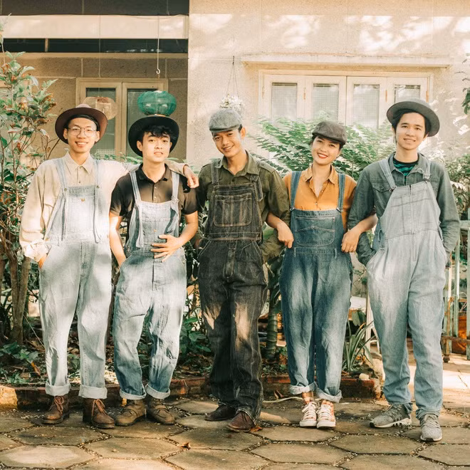 Hẹn nhau nhiều lần, nhưng do dịch bệnh và công việc riêng của mỗi người, đến đầu tháng 11 vừa qua, nhóm bạn mới có dịp tụ họp cùng nhau ở Đà Lạt. So với tấm hình chụp cách đây ít năm, 5 người bạn thân không có nhiều đổi khác, điều mới nhất chính là đôi vợ chồng trẻ đã có con đầu lòng - bé Củ Cải (9 tháng tuổi).