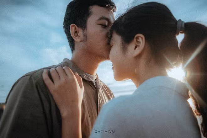 Là đôi tình nhân duy nhất trong nhóm, Anh Phương - Trọng Hữu luôn được các bạn ưu ái tặng riêng những bộ ảnh lãng mạn, ngọt ngào. Du lịch tới đâu, vợ chồng trẻ cũng có những khoảnh khắc "ngọt lụi tim" khiến các thành viên khác phải ghen tỵ.