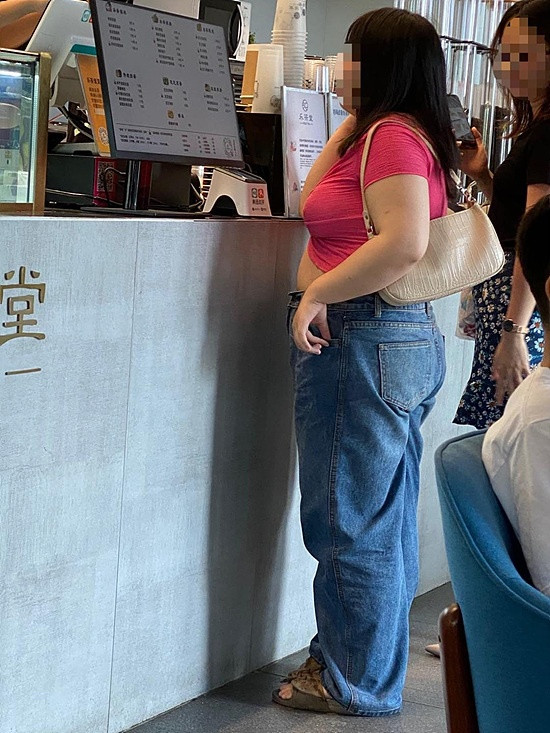 Ảnh tự đăng và ảnh bị chụp lén khác xa nhau của hot girl xứ Trung. Ảnh tự đăng và ảnh bị chụp lén khác xa nhau của hot girl xứ Trung.