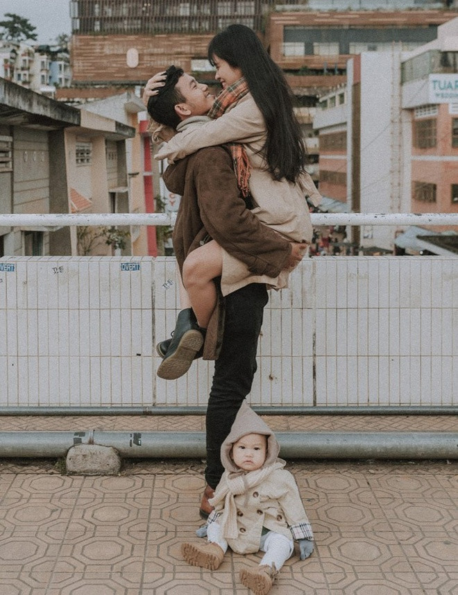 Anh Phương bày tỏ hạnh phúc khi thanh xuân có chồng và những người bạn thân, đến bây giờ đã có thêm thiên thần nhỏ. Mỗi dịp đi du lịch, cả gia đình thường chụp những bộ ảnh vui nhộn để ghi dấu kỷ niệm với nhau. Một số bộ ảnh của du lịch của đôi trẻ do người bạn thân Nguyễn Trình ghi lại còn nhận được hàng chục nghìn lượt yêu thích trên các diễn đàn. Anh Phương bày tỏ hạnh phúc khi thanh xuân có chồng và những người bạn thân, đến bây giờ đã có thêm thiên thần nhỏ. Mỗi dịp đi du lịch, cả gia đình thường chụp những bộ ảnh vui nhộn để ghi dấu kỷ niệm với nhau. Một số bộ ảnh của du lịch của đôi trẻ do người bạn thân Nguyễn Trình ghi lại còn nhận được hàng chục nghìn lượt yêu thích trên các diễn đàn.