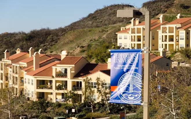 Đầu tháng 7, Đại học Pepperdine thông báo đóng cửa, chuyển mọi hoạt động học tập, nghiên cứu sang hình thức trực tuyến. Trong năm học mới, trường quyết định không điều chỉnh học phí. Vì thế, sinh viên phải đóng 57.750 USD cho kỳ học mùa thu và mùa xuân. Ảnh: EdSource.