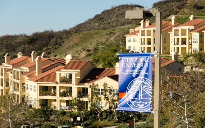 Đầu tháng 7, Đại học Pepperdine thông báo đóng cửa, chuyển mọi hoạt động học tập, nghiên cứu sang hình thức trực tuyến. Trong năm học mới, trường quyết định không điều chỉnh học phí. Vì thế, sinh viên phải đóng 57.750 USD cho kỳ học mùa thu và mùa xuân. Ảnh: EdSource. Đầu tháng 7, Đại học Pepperdine thông báo đóng cửa, chuyển mọi hoạt động học tập, nghiên cứu sang hình thức trực tuyến. Trong năm học mới, trường quyết định không điều chỉnh học phí. Vì thế, sinh viên phải đóng 57.750 USD cho kỳ học mùa thu và mùa xuân. Ảnh: EdSource.