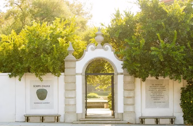 Theo thông tin trên trang web của trường, sinh viên Scripps College sẽ học trực tuyến trong kỳ học mùa thu, mức học phí giữ nguyên. Cụ thể, học phí trong 2 kỳ học là 57.188 USD, riêng kỳ học mùa thu là 28.485 USD, thêm 109 USD phí sinh viên. Bà Lara Tiedens, Chủ tịch trường Scripps College, hy vọng được đón sinh viên quay lại trường vào kỳ học mùa xuân năm 2021. Ảnh: Scripps College.