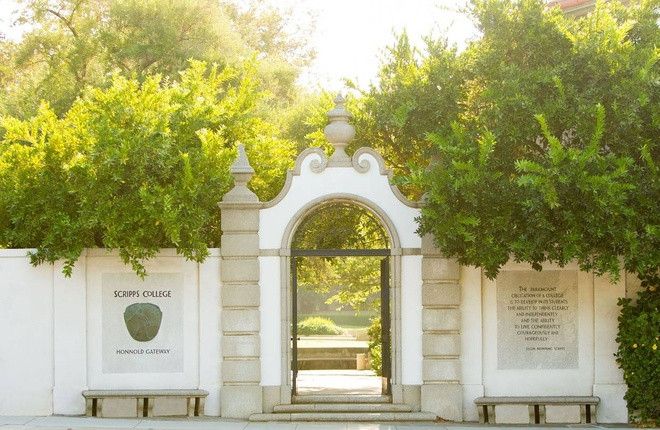 Theo thông tin trên trang web của trường, sinh viên Scripps College sẽ học trực tuyến trong kỳ học mùa thu, mức học phí giữ nguyên. Cụ thể, học phí trong 2 kỳ học là 57.188 USD, riêng kỳ học mùa thu là 28.485 USD, thêm 109 USD phí sinh viên. Bà Lara Tiedens, Chủ tịch trường Scripps College, hy vọng được đón sinh viên quay lại trường vào kỳ học mùa xuân năm 2021. Ảnh: Scripps College. Theo thông tin trên trang web của trường, sinh viên Scripps College sẽ học trực tuyến trong kỳ học mùa thu, mức học phí giữ nguyên. Cụ thể, học phí trong 2 kỳ học là 57.188 USD, riêng kỳ học mùa thu là 28.485 USD, thêm 109 USD phí sinh viên. Bà Lara Tiedens, Chủ tịch trường Scripps College, hy vọng được đón sinh viên quay lại trường vào kỳ học mùa xuân năm 2021. Ảnh: Scripps College.