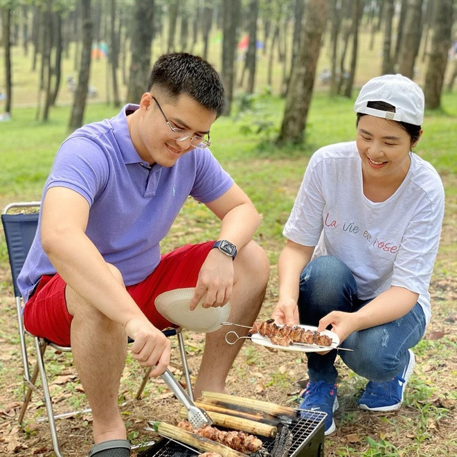 Hoa hậu Ngọc Hân và chồng tương lai đã tổ chức lễ dạm ngõ vào tháng 11/2019. Cả hai dự kiến làm đám cưới vào tháng 3/2020 nhưng phải tạm hoãn vì dịch bệnh Covid-19. "Chúng tôi quyết định hoãn cưới cho đến khi nào dịch được kiểm soát. Ban đầu, tôi và anh ấy có buồn một chút nhưng quan trọng nhất vẫn là đảm bảo sức khỏe cho bản thân mình, gia đình và cả khách mời. Tôi không muốn mọi người đi ăn cưới với tâm trạng lo lắng, bất an", Hoa hậu Việt Nam 2010 chia sẻ với Zing. Hoa hậu Ngọc Hân và chồng tương lai đã tổ chức lễ dạm ngõ vào tháng 11/2019. Cả hai dự kiến làm đám cưới vào tháng 3/2020 nhưng phải tạm hoãn vì dịch bệnh Covid-19. "Chúng tôi quyết định hoãn cưới cho đến khi nào dịch được kiểm soát. Ban đầu, tôi và anh ấy có buồn một chút nhưng quan trọng nhất vẫn là đảm bảo sức khỏe cho bản thân mình, gia đình và cả khách mời. Tôi không muốn mọi người đi ăn cưới với tâm trạng lo lắng, bất an", Hoa hậu Việt Nam 2010 chia sẻ với Zing.