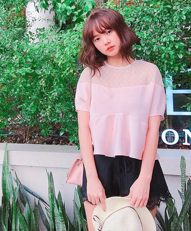 Khó ai có thể đoán được tuổi thật của Midu qua kiểu tóc ngắn chạm vai kết hợp để mái bằng. Cô uốn xoăn những lọn tóc 2 bên giúp "hack tuổi" và tôn gương mặt thon gọn, xinh xắn. Khó ai có thể đoán được tuổi thật của Midu qua kiểu tóc ngắn chạm vai kết hợp để mái bằng. Cô uốn xoăn những lọn tóc 2 bên giúp "hack tuổi" và tôn gương mặt thon gọn, xinh xắn.