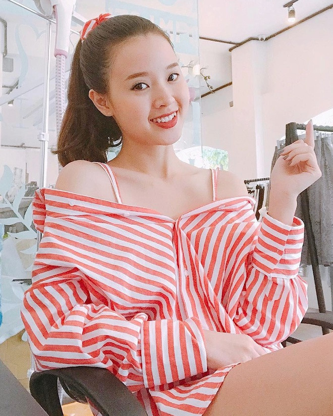 Nữ diễn viên phim Thiên mệnh anh hùng hiếm khi nhuộm tóc màu rực rỡ. Thay vào đó, cô chọn gam màu thiên về tông tối như nâu hạt dẻ, nâu đỏ. Midu buộc cao mái tóc hình đuôi ngựa nhằm mang lại cảm giác mát mẻ, gọn gàng trong ngày nắng nóng. Cô lựa chọn dây buộc tóc có họa tiết giống trang phục để trông trẻ trung, nhí nhảnh hơn. Nữ diễn viên phim Thiên mệnh anh hùng hiếm khi nhuộm tóc màu rực rỡ. Thay vào đó, cô chọn gam màu thiên về tông tối như nâu hạt dẻ, nâu đỏ. Midu buộc cao mái tóc hình đuôi ngựa nhằm mang lại cảm giác mát mẻ, gọn gàng trong ngày nắng nóng. Cô lựa chọn dây buộc tóc có họa tiết giống trang phục để trông trẻ trung, nhí nhảnh hơn.
