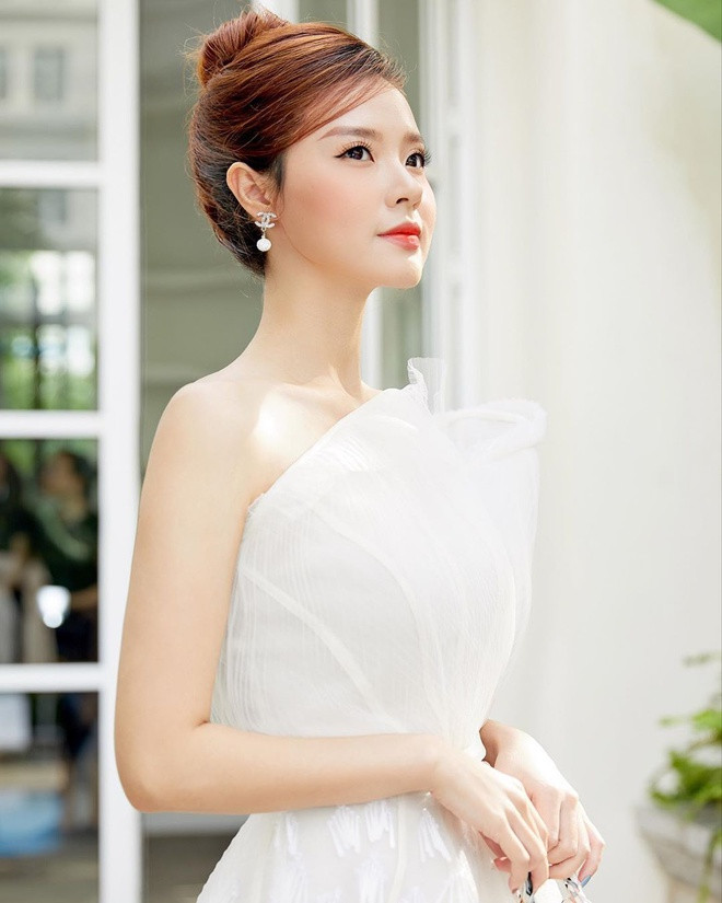 Là một trong những hot girl đời đầu, Midu không hoạt động nhiều trong showbiz Việt nhưng luôn gây chú ý nhờ nhan sắc ngày càng đằm thắm, tươi trẻ. Cô hướng đến hình ảnh quý cô thanh lịch bằng kiểu tóc búi tròn, giúp tôn gương mặt thanh thoát cùng bờ vai nuột nà. Tóc búi tròn có cách thực hiện đơn giản nhưng sang trọng, phù hợp với nhiều bộ cánh dạ hội mà phái đẹp có thể tham khảo. Là một trong những hot girl đời đầu, Midu không hoạt động nhiều trong showbiz Việt nhưng luôn gây chú ý nhờ nhan sắc ngày càng đằm thắm, tươi trẻ. Cô hướng đến hình ảnh quý cô thanh lịch bằng kiểu tóc búi tròn, giúp tôn gương mặt thanh thoát cùng bờ vai nuột nà. Tóc búi tròn có cách thực hiện đơn giản nhưng sang trọng, phù hợp với nhiều bộ cánh dạ hội mà phái đẹp có thể tham khảo.