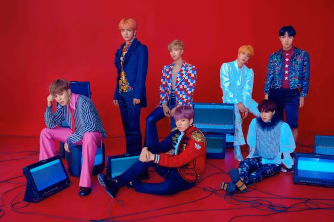 Loạt trang phục độc lạ chỉ BTS mới dám mặc nơi đông người