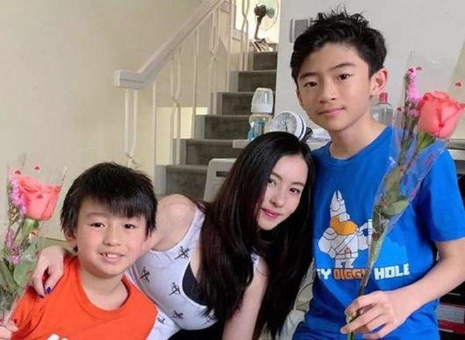 Lucas (phải) và Quintus sống cùng mẹ Trương Bá Chi, thiếu vắng bóng dáng người cha - Tạ Đình Phong. Lucas (phải) và Quintus sống cùng mẹ Trương Bá Chi, thiếu vắng bóng dáng người cha - Tạ Đình Phong.
