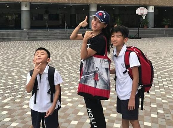 8 năm qua, công chúng chỉ nhìn thấy ảnh của Trương Bá Chi bên 2 con, còn Tạ Đình Phong mất hút. 8 năm qua, công chúng chỉ nhìn thấy ảnh của Trương Bá Chi bên 2 con, còn Tạ Đình Phong mất hút.