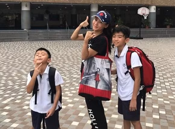 8 năm qua, công chúng chỉ nhìn thấy ảnh của Trương Bá Chi bên 2 con, còn Tạ Đình Phong mất hút.