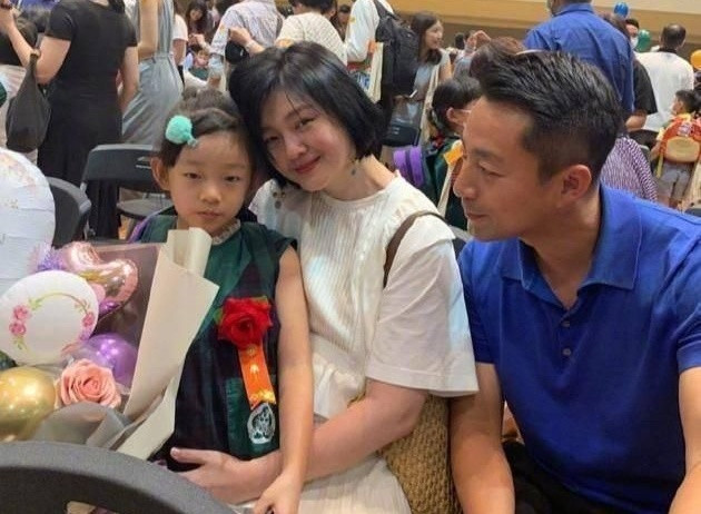 Đại S kết hôn với Uông Tiểu Phi chỉ sau 20 ngày gặp mặt. Những tưởng được sống sung sướng, nhưng cô vất vả cả về kinh tế lẫn quá trình sinh con. Đại S kết hôn với Uông Tiểu Phi chỉ sau 20 ngày gặp mặt. Những tưởng được sống sung sướng, nhưng cô vất vả cả về kinh tế lẫn quá trình sinh con.
