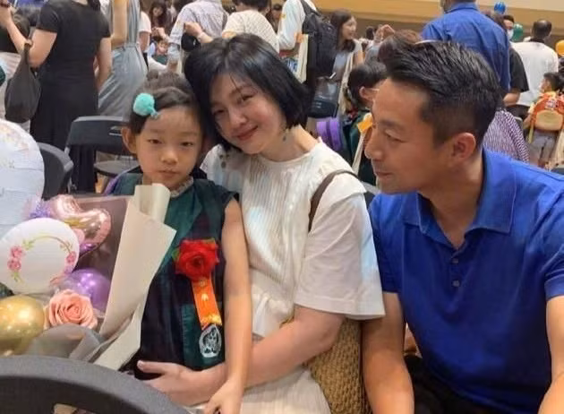 Đại S kết hôn với Uông Tiểu Phi chỉ sau 20 ngày gặp mặt. Những tưởng được sống sung sướng, nhưng cô vất vả cả về kinh tế lẫn quá trình sinh con.