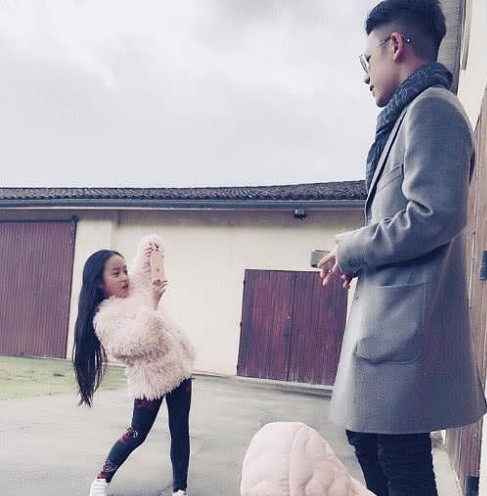 Tiểu Tứ Nguyệt và anh trai. Tiểu Tứ Nguyệt và anh trai.