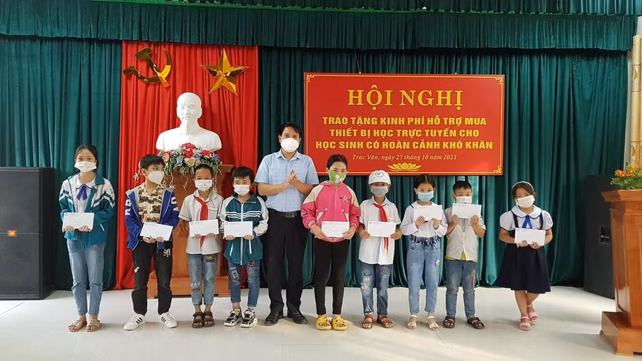 Nhiều học sinh khó khăn của Hà Nam đã được hỗ trợ kinh phí mua thiết bị trong thời gian học trực tuyến.