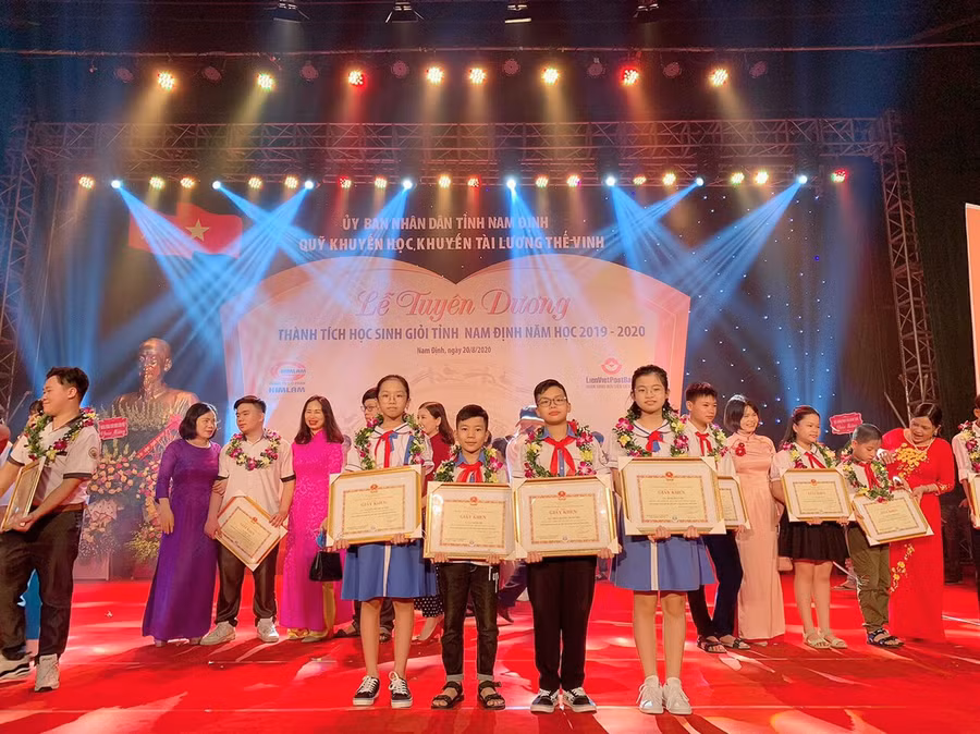Học sinh của Trường Tiểu học Trần Quốc Toản được tham dự Lễ tuyên dương thành tích học sinh giỏi tỉnh Nam Định năm học 2019 - 2020.