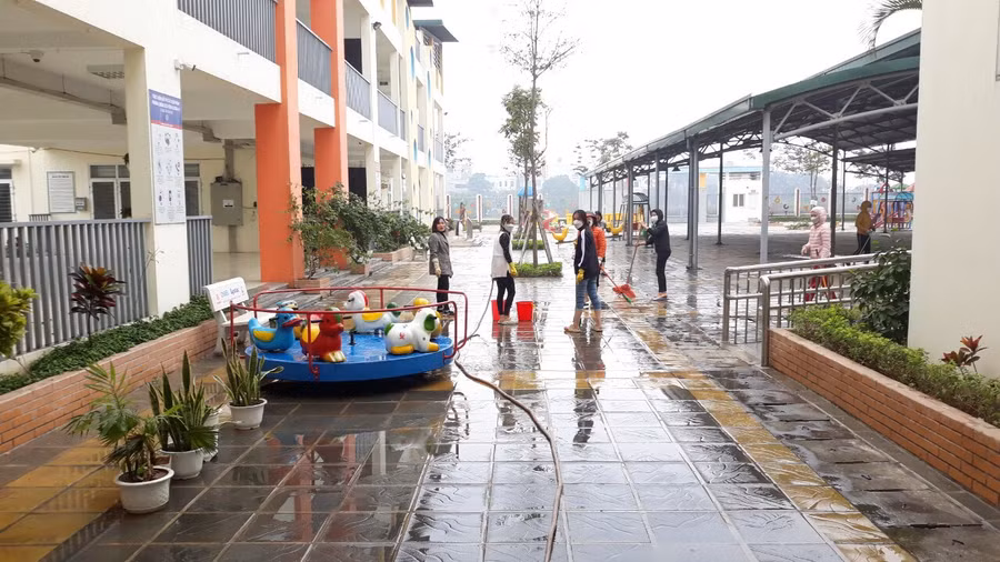 Công tác chuẩn bị cơ sở vật chất luôn sẵn sàng để khi có lệnh từ cấp trên, nhà trường sẽ mở cửa đón học sinh trở lại lớp.