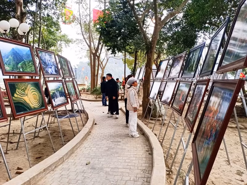 Với chủ đề “Đất và người Văn Yên”, các bức ảnh của các tác giả, nhiếp ảnh, nhà văn, nhà báo trong tỉnh thực hiện đều là những góc nhìn, những cảm nhận, những ấn tượng sâu sắc về cảnh đẹp, con người Văn Yên. 1000027913.jpg