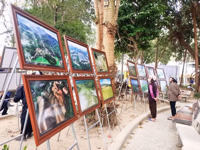 Không gian trưng bày triển lãm thu hút người dân. 1000027924.jpg